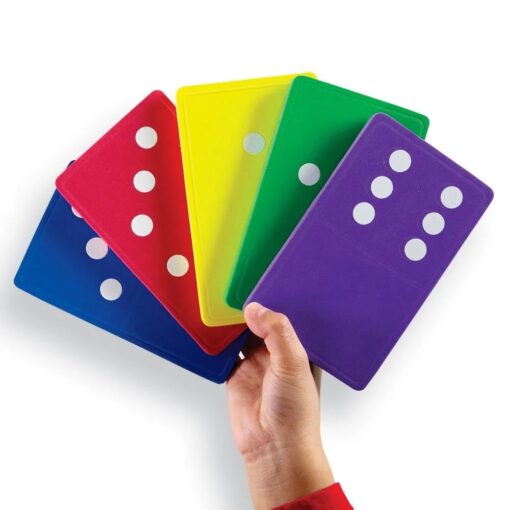 Mano sujetando en abanico varias fichas grandes de dominó de espuma de colores con puntos blancos