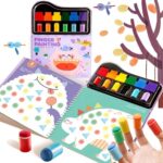 Libro creativo Fingertip Stamp Fun de Jarmelo: libro abierto con el estuche de 6 tintas y los dedales puestos en los dedos
