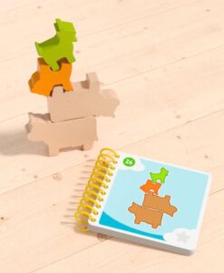 Bao's Cloudland de HABA: animales de madera apilados junto al cuaderno de retos, juego de lógica de madera para niños