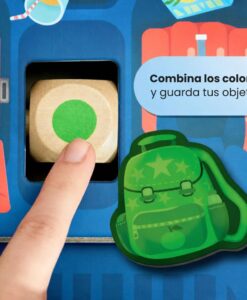 Hello, Vacation! de HABA: dedo girando el dado de colores junto a la mochila verde