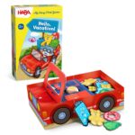 Hello, Vacation! de HABA: caja del juego junto al coche rojo cargado de equipaje