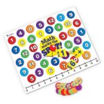 Alfombra Math Marks the Spot con números del 0 al 12 en círculos de colores, recta numérica, dados y fichas