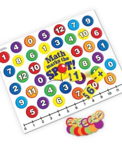 Alfombra Math Marks the Spot con números del 0 al 12 en círculos de colores, recta numérica, dados y fichas
