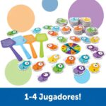 Piezas del juego de sumas y restas Mathswatters sobre fondo de colores; texto: de 1 a 4 jugadores