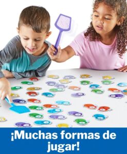 Dos niños jugando a Mathswatters y golpeando con los matamoscas las moscas con la respuesta correcta