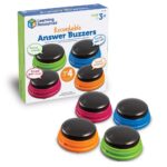 Caja del set de 4 pulsadores grabables de Learning Resources junto a los pulsadores magenta, verde, naranja y azul