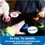 Familia jugando con los pulsadores grabables de Learning Resources; texto: tu voz, tu sonido