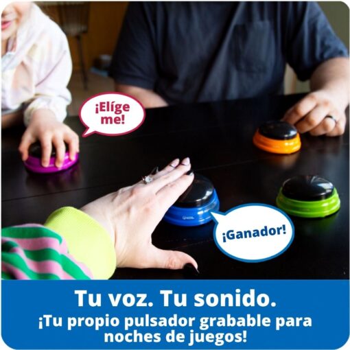 Familia jugando con los pulsadores grabables de Learning Resources; texto: tu voz, tu sonido