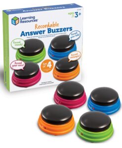 Caja del set de 4 pulsadores grabables de Learning Resources junto a los pulsadores magenta, verde, naranja y azul
