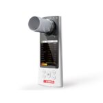 Espirómetro portátil SP-80B de Gima con la boquilla arriba y la pantalla en color con los resultados de la prueba