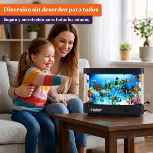Lámpara acuario sensorial: madre e hija en el sofá junto al acuario encendido, de Special Supplies