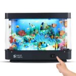 Lámpara acuario sensorial: lámpara encendida con peces tropicales y dedo en el interruptor