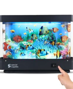 Lámpara acuario sensorial: lámpara encendida con peces tropicales y dedo en el interruptor