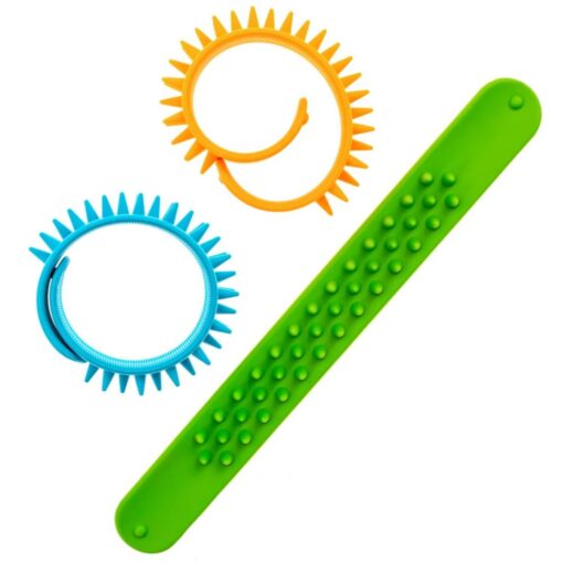 Pulseras slap sensoriales con pinchos: dos pulseras enrolladas y una estirada con pinchos
