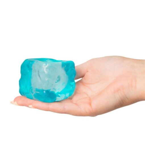 Cubo de azúcar squishy de Scrunchems: cubo azul sobre la palma para ver su tamaño