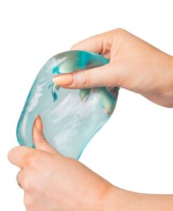 Cubo de azúcar squishy de Scrunchems: dos manos apretando y estirando el cubo azul