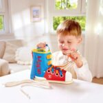 Zapatilla Tie-It de Hape: niño atando los cordones de la zapatilla en la mesa, para aprender a atar los cordones