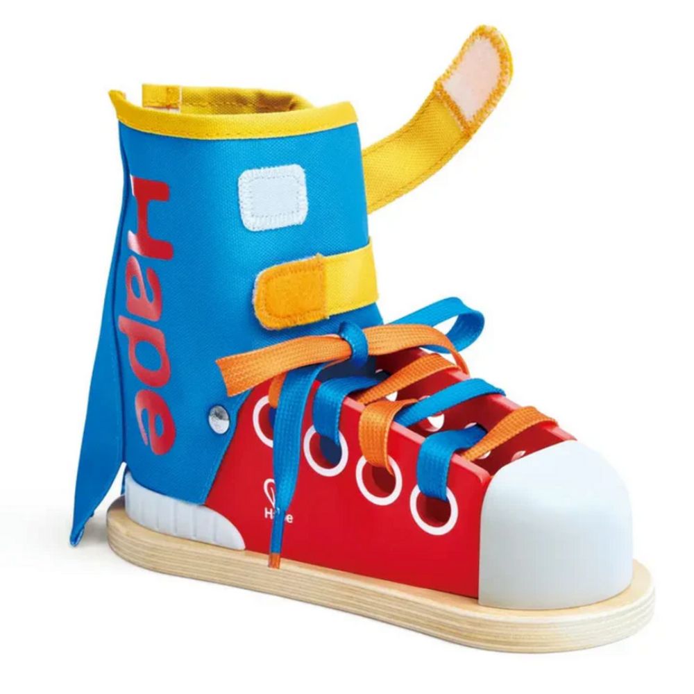 Tie-It Lacing Sneaker Zapatilla Tie-It de Hape: zapatilla con cordones de colores, velcro y suela de madera