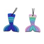 Colgante mordedor cola de sirena: los dos colgantes cola de sirena en azul y en rosa pastel