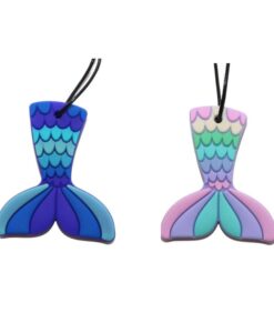 Colgante mordedor cola de sirena: los dos colgantes cola de sirena en azul y en rosa pastel
