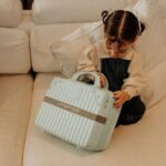 Maleta Big Feelings de Jellystone: niña abriendo la maleta azul sentada en el sofá