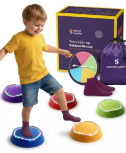 Piedras de salto con luz y música: niño pisando las piedras junto a la caja, la ruleta, los calcetines y la bolsa