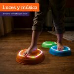 Piedras de salto con luz y música: pies descalzos encendiendo las luces de las piedras a oscuras