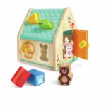 Clasificador Casa de Criaturas de Hape: casita de madera con tejado verde, puerta abierta, bloques, conejo y oso