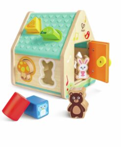 Clasificador Casa de Criaturas de Hape: casita de madera con tejado verde, puerta abierta, bloques, conejo y oso