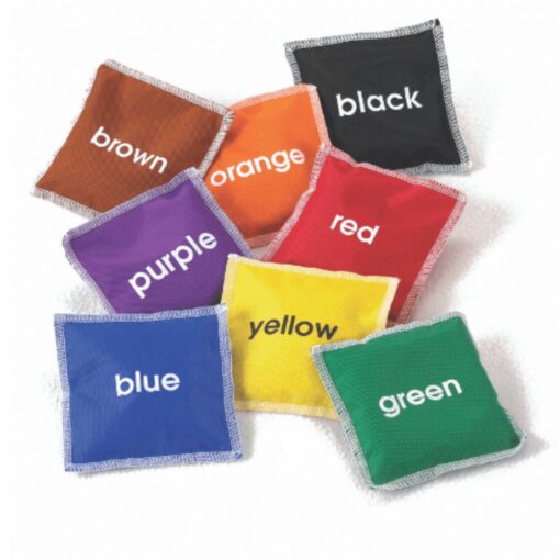 Saquitos de colores para lanzar: saquitos de colores apilados de cerca con sus nombres en letras blancas
