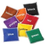Saquitos de colores para lanzar: saquitos amontonados en rojo, naranja, amarillo, verde, azul, morado, marrón y negro