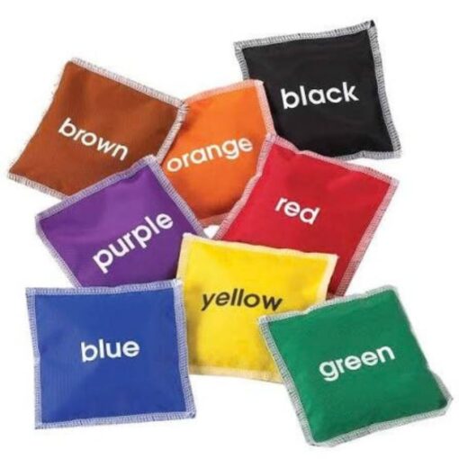 Saquitos de colores para lanzar: saquitos amontonados en rojo, naranja, amarillo, verde, azul, morado, marrón y negro