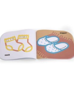 Cuaderno colorea sin salirte Daily Life de Jarmelo: doble página con unos calcetines y unas zapatillas