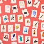 Juego Where are my socks? de Londji: muchas cartas de objetos repartidas sobre fondo rojo