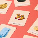 Juego Where are my socks? de Londji: cartas de objetos con unos calcetines, plátanos y una toalla