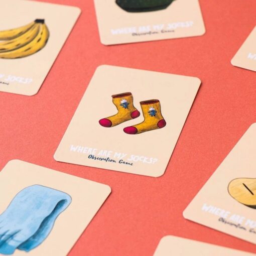 Juego Where are my socks? de Londji: cartas de objetos con unos calcetines, plátanos y una toalla