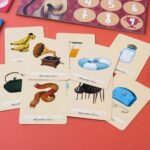 Juego Where are my socks? de Londji: cartas de objetos con una serpiente, un tocadiscos y huevos