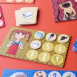 Juego Where are my socks? de Londji: tablero de una niña con fichas de objetos colocadas sobre los números