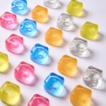 Fun Cube de J'adore: muchos cubos de colores colocados en filas sobre fondo blanco