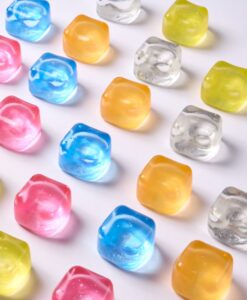 Fun Cube de J'adore: muchos cubos de colores colocados en filas sobre fondo blanco