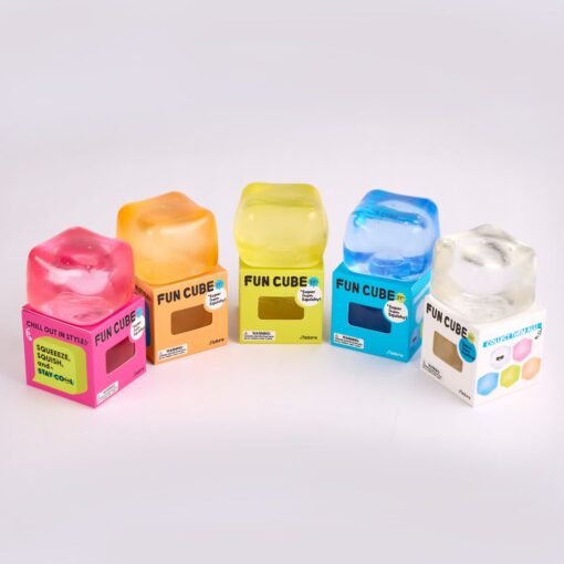 Fun Cube de J'adore: un cubo azul rodeado de las cajas de colores de la gama de la marca