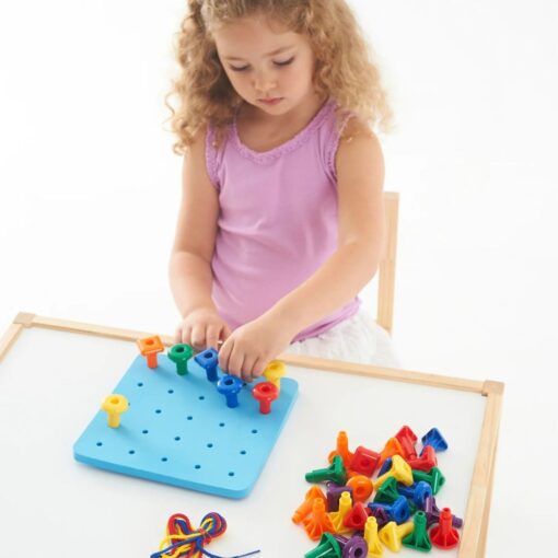 Geo Pegs de Edx Education: niña clavando clavijas en el tablero con el resto de piezas y cordones al lado