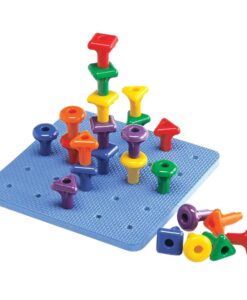 Geo Pegs de Edx Education: tablero azul con clavijas de colores clavadas y apiladas en torres