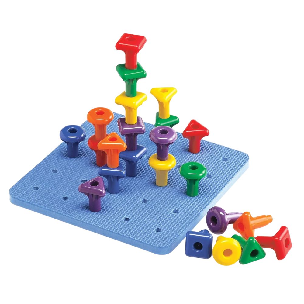 Geo Pegs and Peg Board Geo Pegs de Edx Education: tablero azul con clavijas de colores clavadas y apiladas en torres