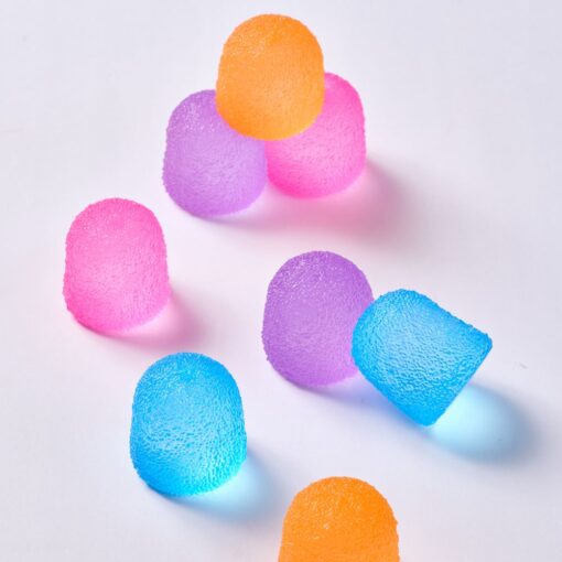 Gum Droppable de J'adore: varias gominolas de colores apiladas con su textura granulada a la vista