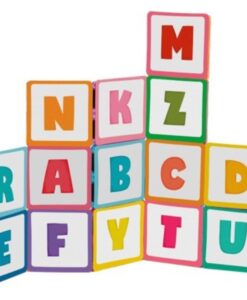 Imanix Style Cards Letras: tarjetas con letras de colores pegadas sobre piezas magnéticas formando una pared