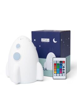 Luz nocturna cohete Lil Astra Little L: cohete blanco con ventanas azules junto a su caja y el mando a distancia de colores