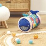 Baby Roller Ballena de Ludi: la ballena con las bolas de colores en el suelo de una habitación