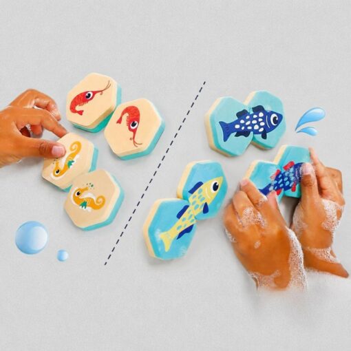 Memory de baño de Ludi: manos mojadas pegando en la pared piezas con animales marinos y peces