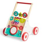 Andador musical de madera de Hape: andador blanco y rojo con xilófono, tambor y tres bloques giratorios